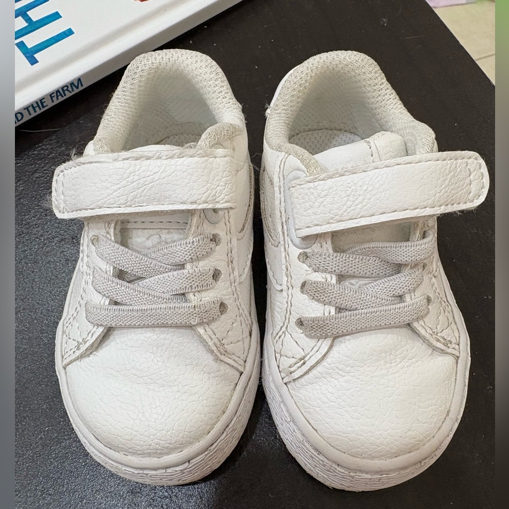 Toddler shoes size 4